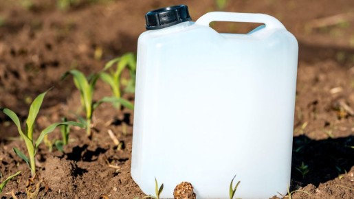 Применение нашли даже пластиковым канистрам: для садоводов — полезная вещь