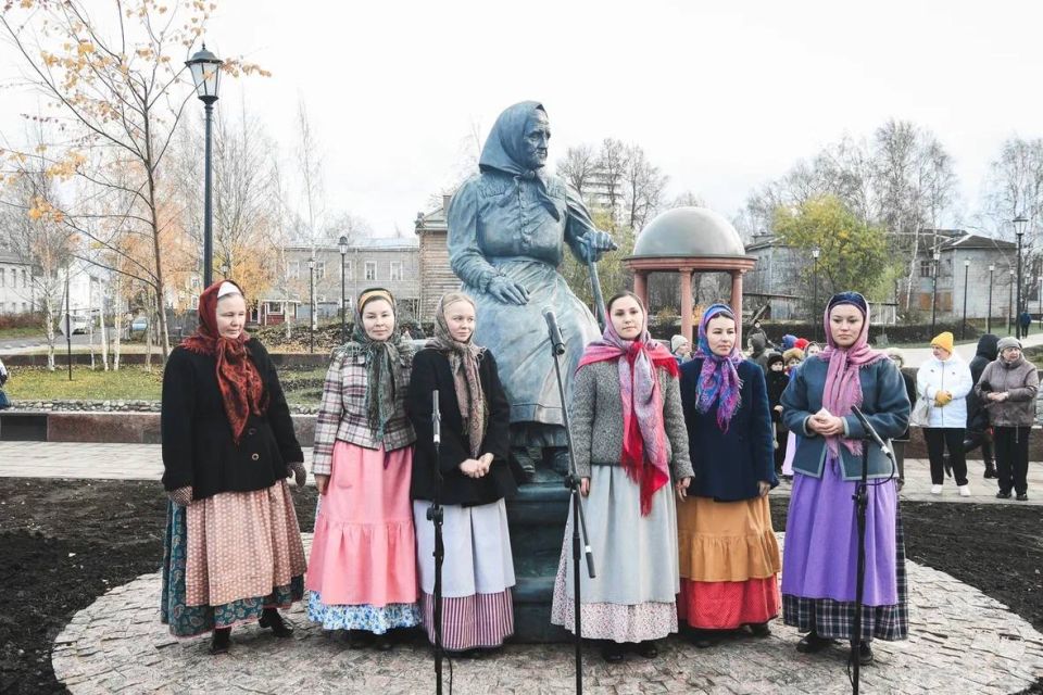 Колыхматова: В Иссерсоновском сквере открыли памятник легендарной карельской сказительнице и вопленице Ирине Федосовой