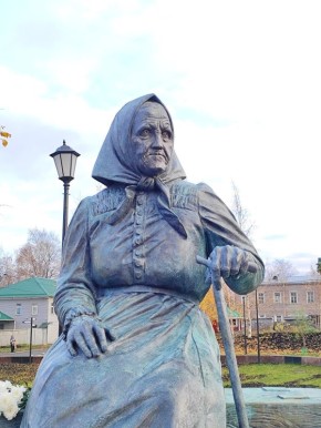 Торжественное открытие памятника выдающейся карельской сказительнице Ирине Андреевне Федосовой в Иссерсоновском сквере в Петрозаводске