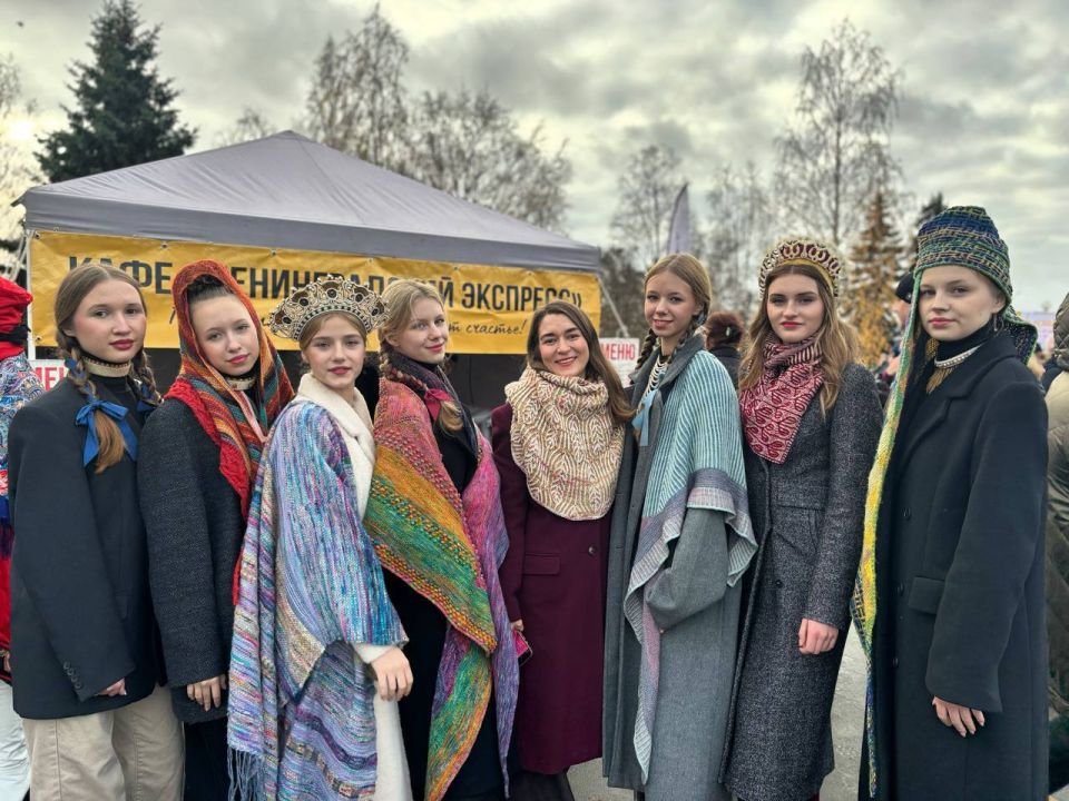 Колыхматова: Участники нашего осеннего фестиваля «Марьяне», который прямо сейчас проходит на площади Кирова! Колыхматова: Участники нашего осеннего фестиваля «Марьяне», который прямо сейчас проходит на площади Кирова!