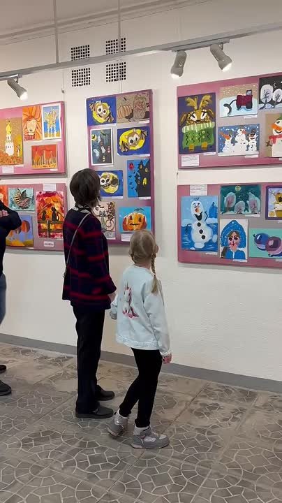 Колыхматова: В художественной галерее «Дом Куклы» имени Татьяны Калининой начала работу выставка «Дети рисуют: творчество без границ»