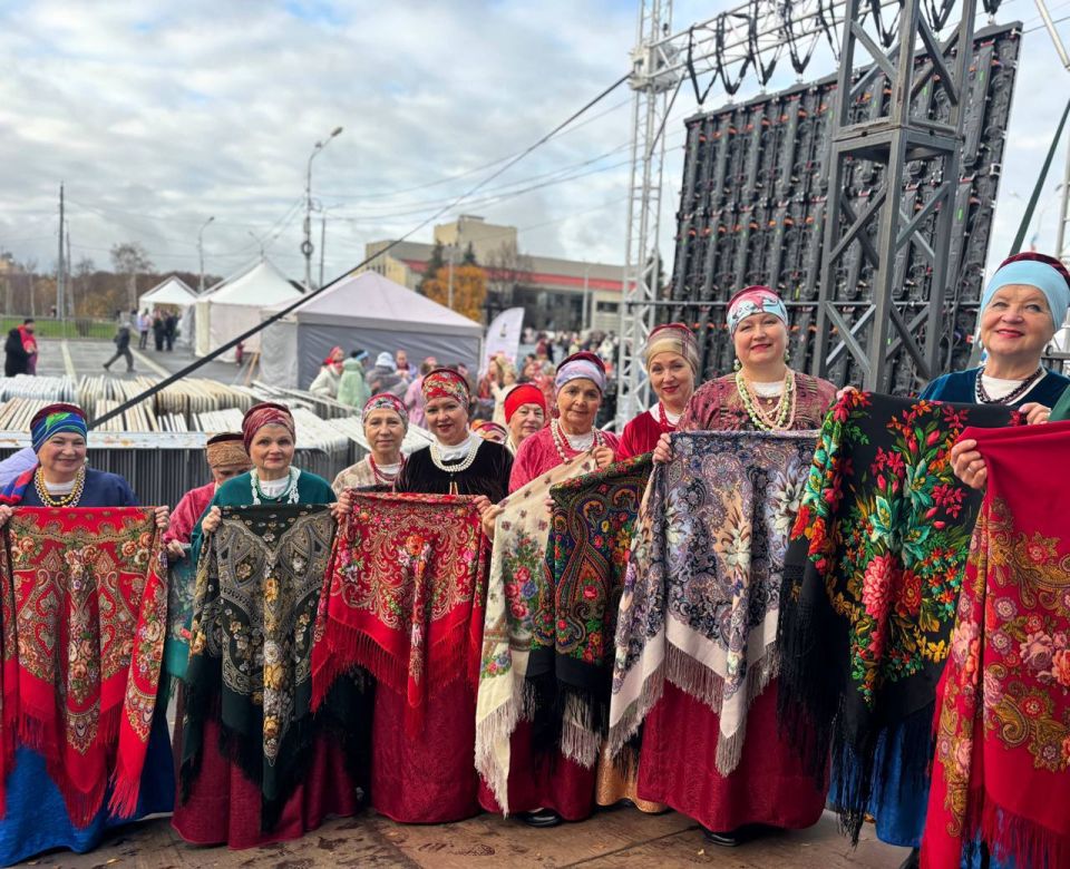 Колыхматова: Участники нашего осеннего фестиваля «Марьяне», который прямо сейчас проходит на площади Кирова! Колыхматова: Участники нашего осеннего фестиваля «Марьяне», который прямо сейчас проходит на площади Кирова!