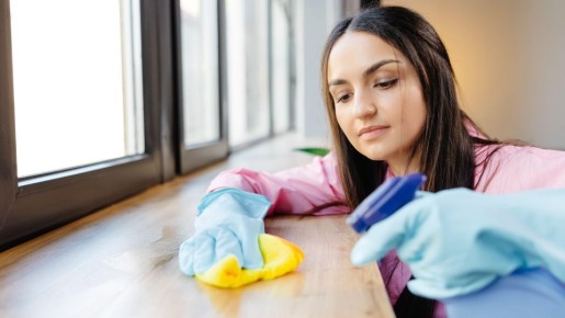 Вся пыль исчезнет мигом, а дом будет благоухать: поможет раствор из этих отходов