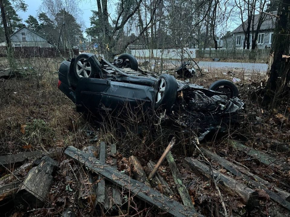 Автомобиль съехал с дороги и опрокинулся на крышу в поселке Устье Видлицы в Олонецком районе