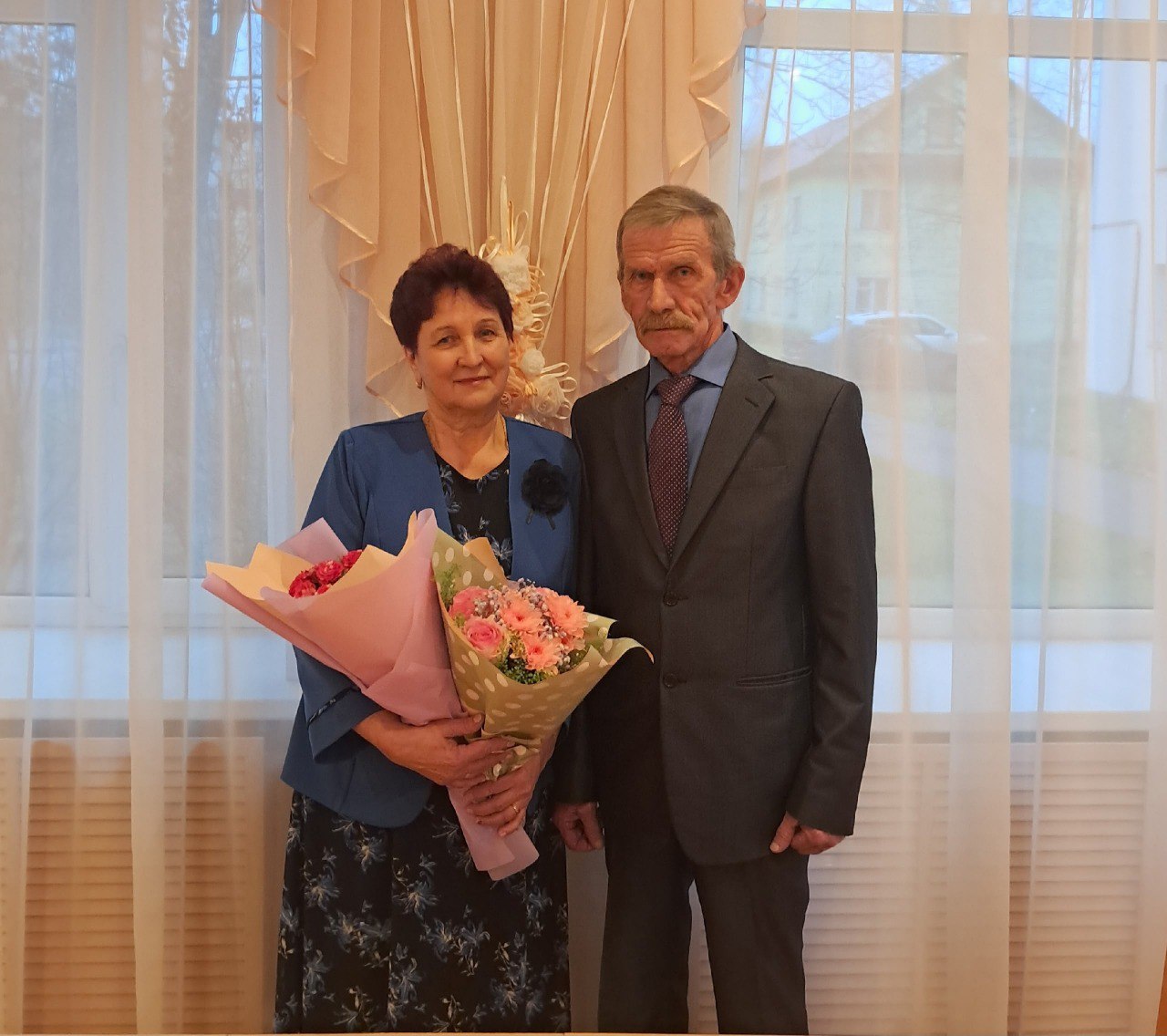 Артём Валюк поздравил супругов Морозовых с сапфировой свадьбой Артём Валюк поздравил супругов Морозовых с сапфировой свадьбой