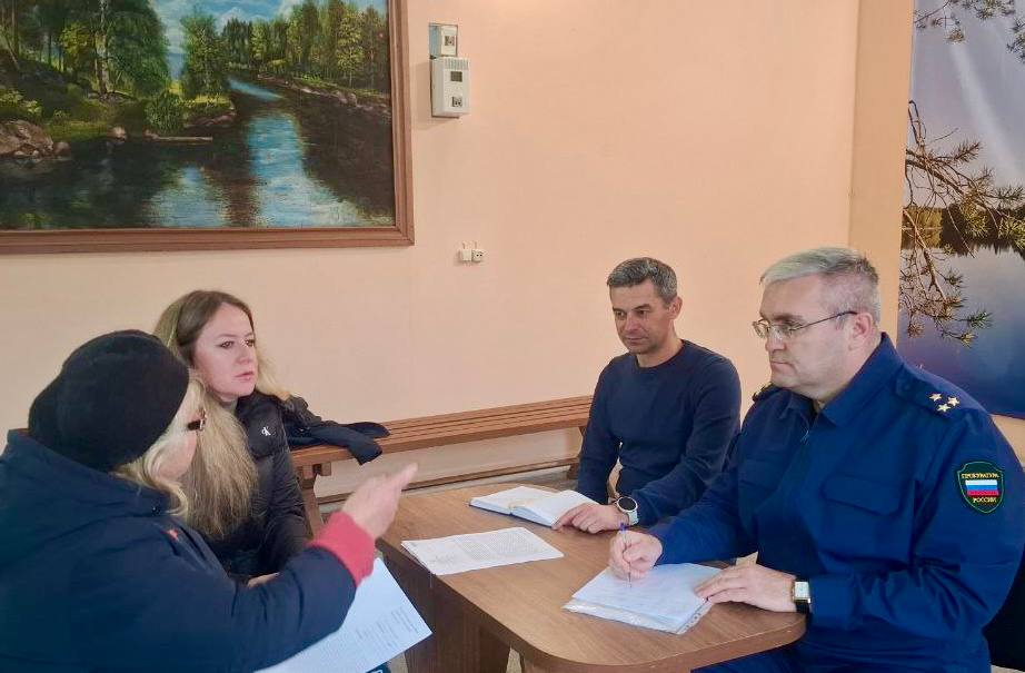 0 На контроле прокурора республики Дмитрия Харченкова находится работа по организации выездных и тематических приемов граждан