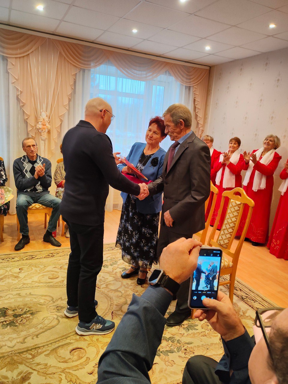 Артём Валюк поздравил супругов Морозовых с сапфировой свадьбой Артём Валюк поздравил супругов Морозовых с сапфировой свадьбой