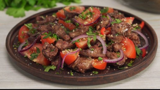 Этот грузинский салат оценят любители кавказской кухни: его секрет в особом маринаде