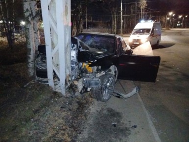 Автомобиль врезался в опору уличного освещения в Петрозаводске в ночь на 11 ноября, три человека пострадали