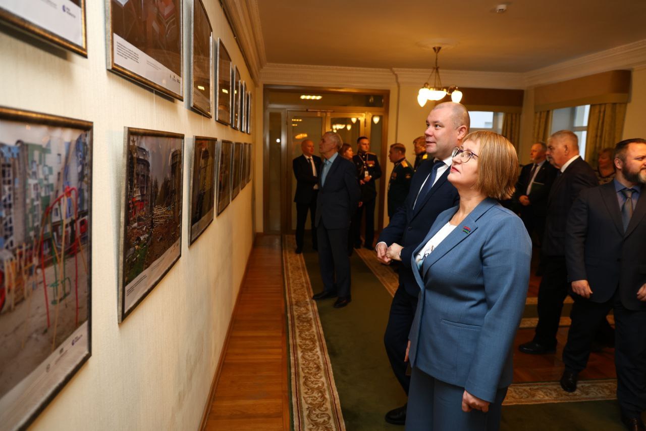 В Законодательном Собрании Карелии открылась фотовыставка «Хроники террора украинского неонацистского режима» В Законодательном Собрании Карелии открылась фотовыставка «Хроники террора украинского неонацистского режима»