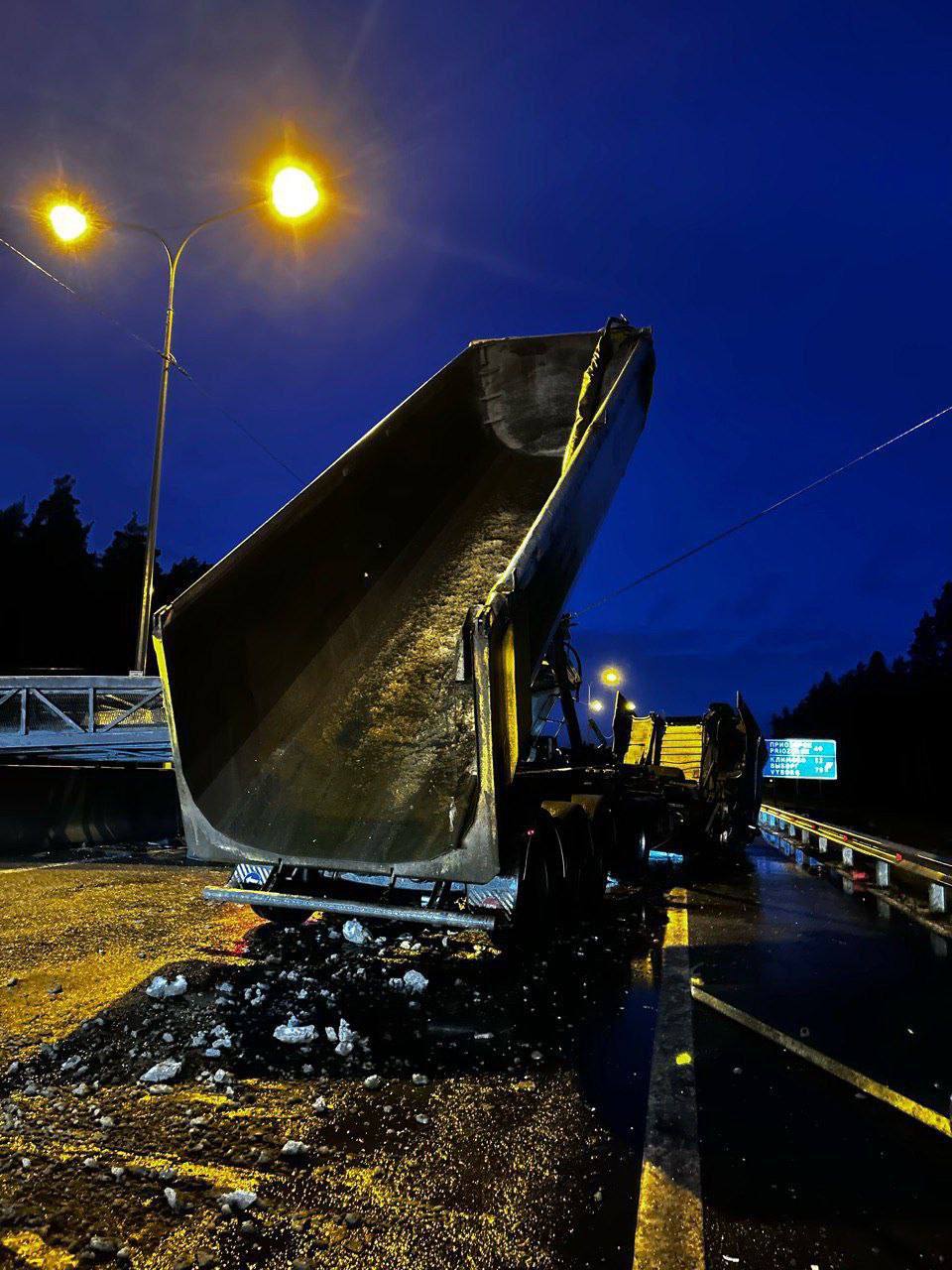 В Петербурге из-за опрокинувшегося самосвала перекрыли трассу «Сортавала» В Петербурге из-за опрокинувшегося самосвала перекрыли трассу «Сортавала»