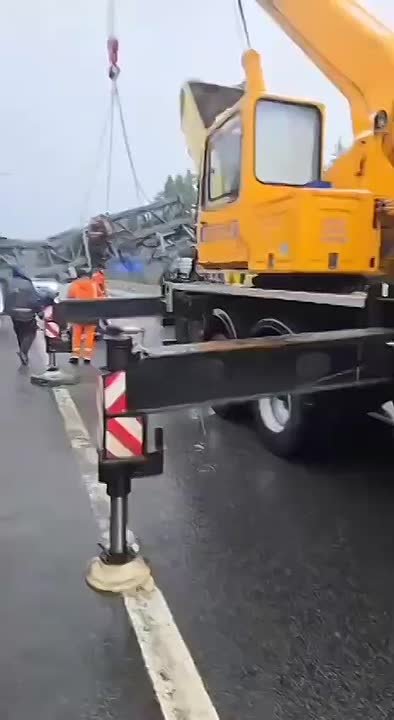 В Петербурге из-за опрокинувшегося самосвала перекрыли трассу «Сортавала»