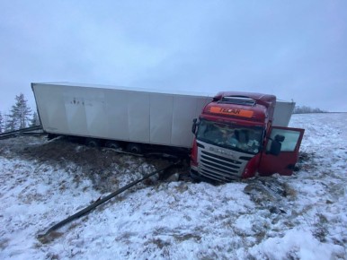 Фура съехала в кювет на трассе «Кола» под Кемью