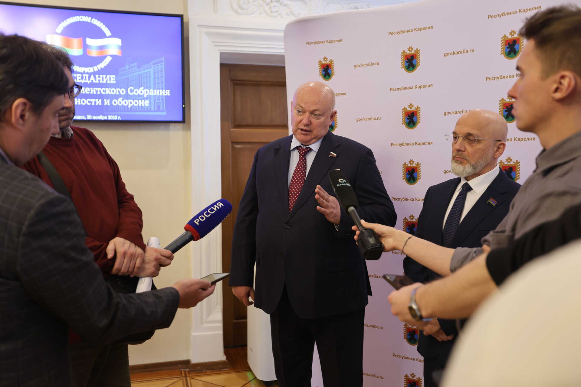 Элиссан Шандалович и Сергей Шугаев приняли участие в заседании Комиссии по безопасности и обороне Союзного государства России и Беларуси Элиссан Шандалович и Сергей Шугаев приняли участие в заседании Комиссии по безопасности и обороне Союзного государства России и Беларуси