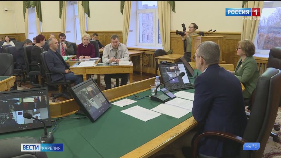 Денежная компенсация за покупку дров и трудности с ее получением – этот вопрос обсудили в Законодательном Собрании Карелии на заседании Комитета по экономической и промышленной политике, энергетике и ЖКХ