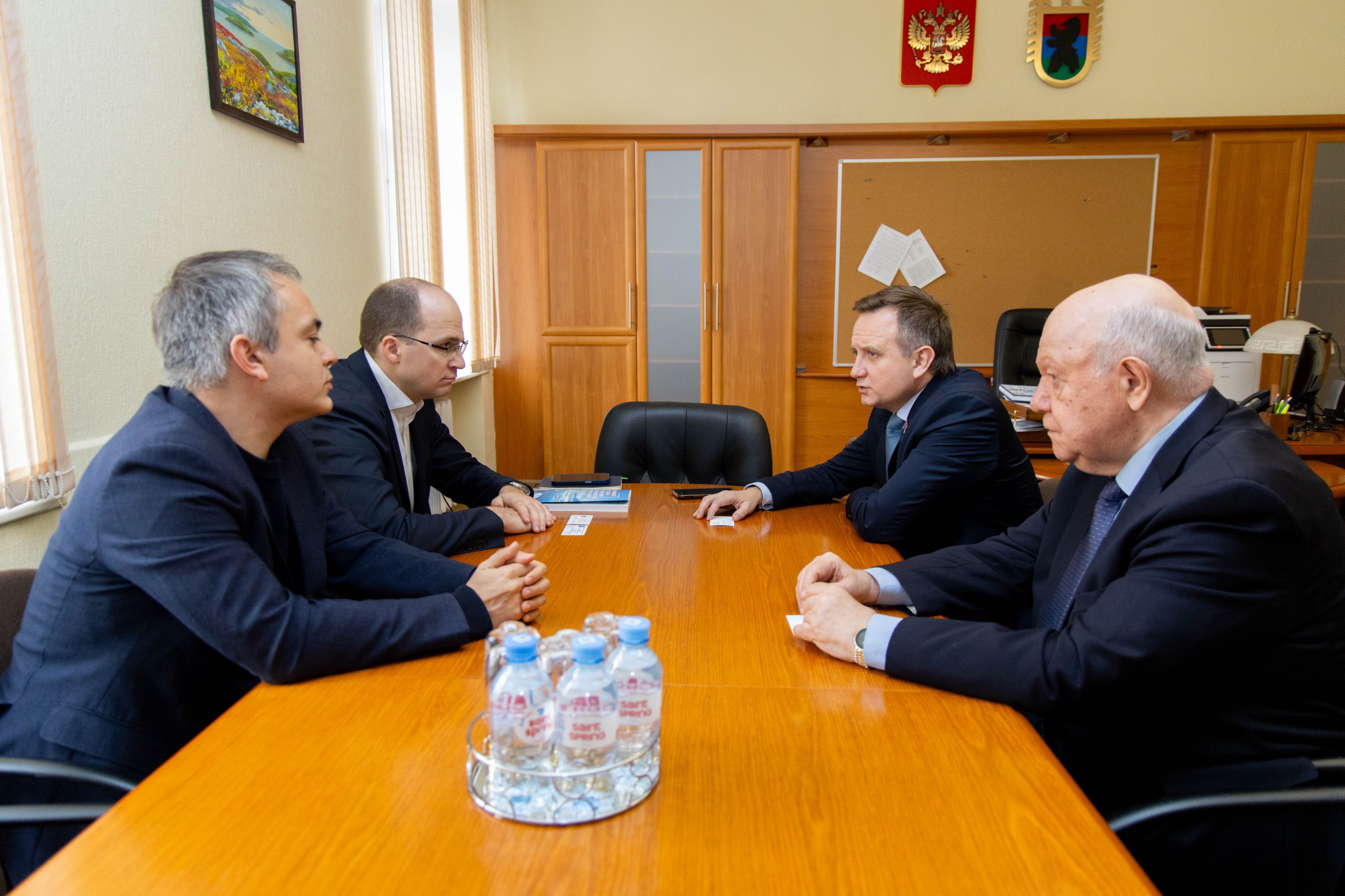 В парламенте Карелии прошла встреча с Валерием Шляминым и директором Проектного офиса развития Арктики Максимом Данькиным