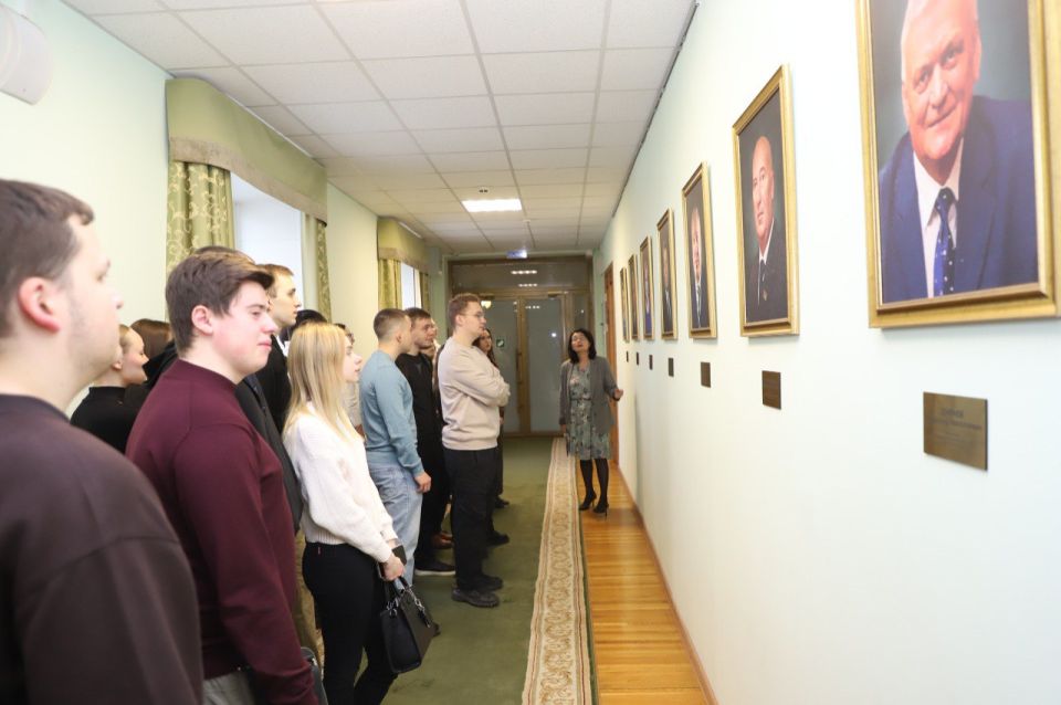 Студенты Карельского филиала РАНХиГС побывали на экскурсии в парламенте республики, а также посетили фотовыставку «Хроники террора украинского неонацистского режима»