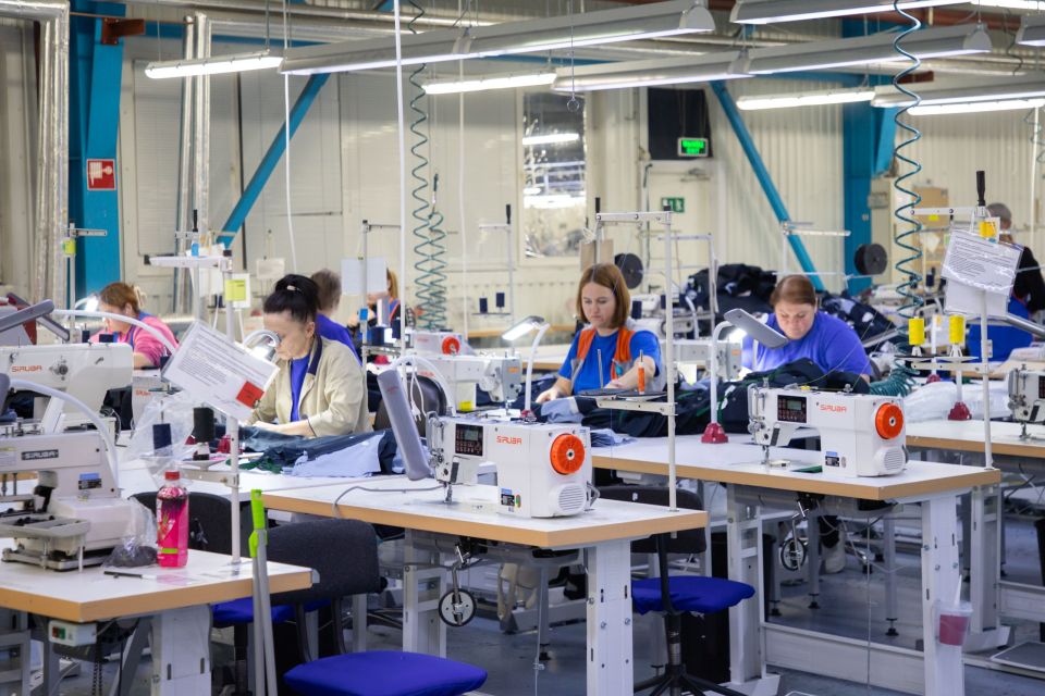 Депутаты оценили потенциал швейной фабрики «Арктика» в Костомукше