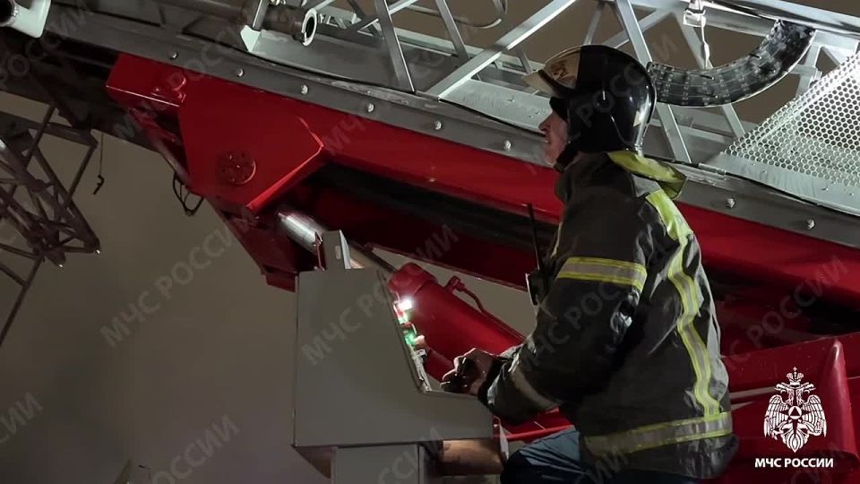 В Петрозаводске по адресу: улица Университетская, дом №13, корпус 2, пожарные тушат возгорание в таунхаусе