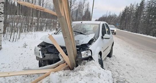 Водитель снес опору освещения в Костомукшском округе