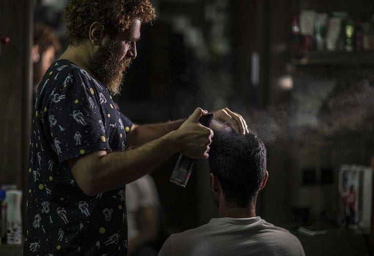 Не только для прически: как применить лак для волос в быту