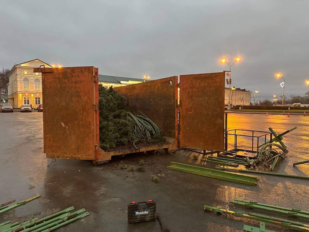 В Петрозаводске приступили к монтажу главной новогодней ели В Петрозаводске приступили к монтажу главной новогодней ели