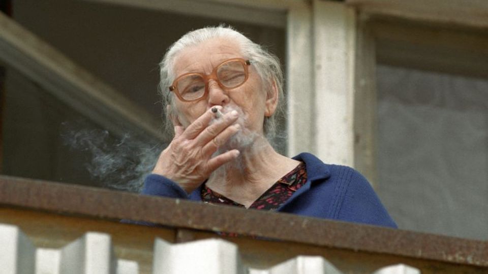 Курение на балконе: личное удовольствие или угроза соседям?