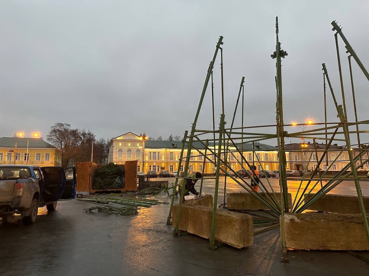 В Петрозаводске приступили к монтажу главной новогодней ели