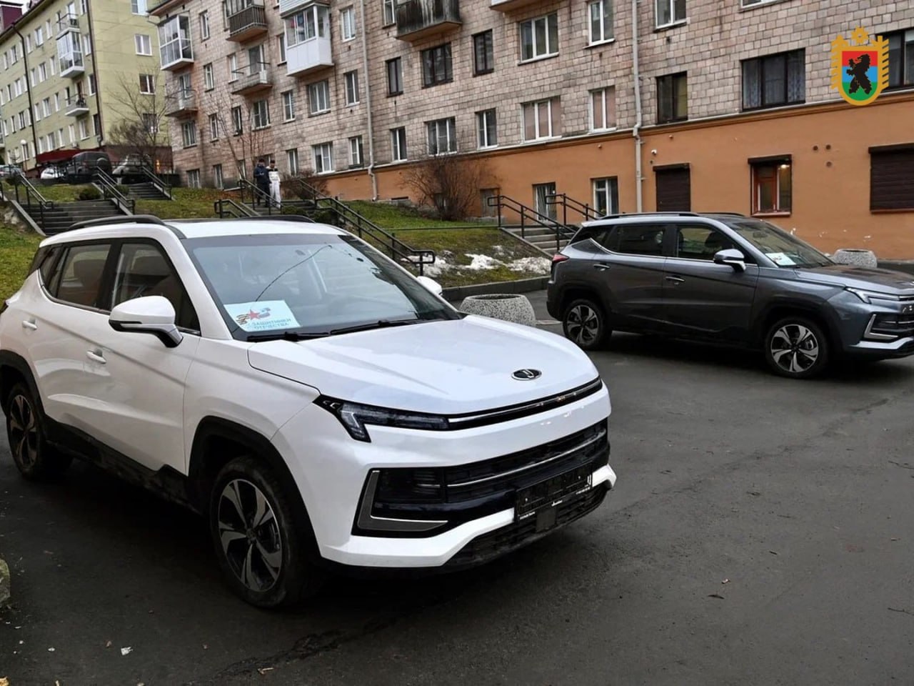 Глава Карелии Артур Парфенчиков передал ветеранам СВО новые автомобили с ручным управлением