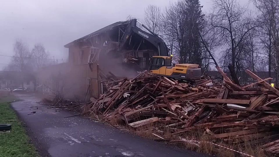 Колыхматова: На выезде в парк «Удега» на Птицефабрике обратила внимание, что рядом с местом, где мы строим детскую и спортивные площадки, находится расселённый аварийный дом