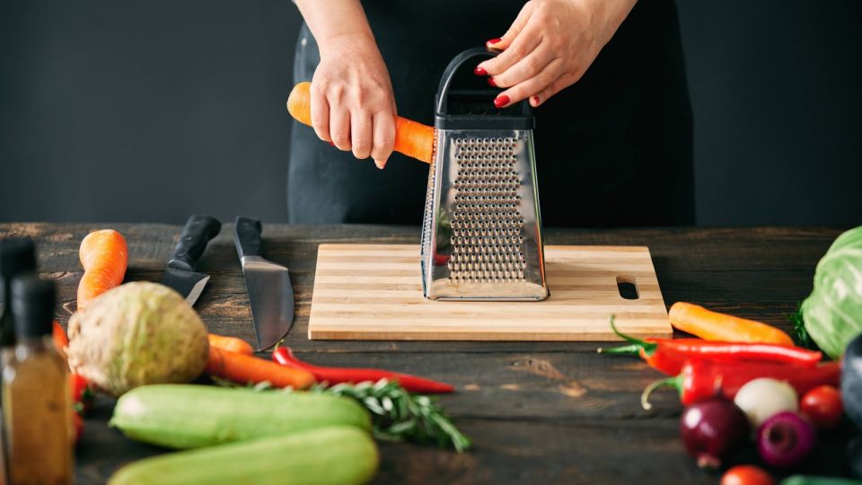 Старая кухонная терка станет словно из магазина: спасут утварь эти лайфхаки