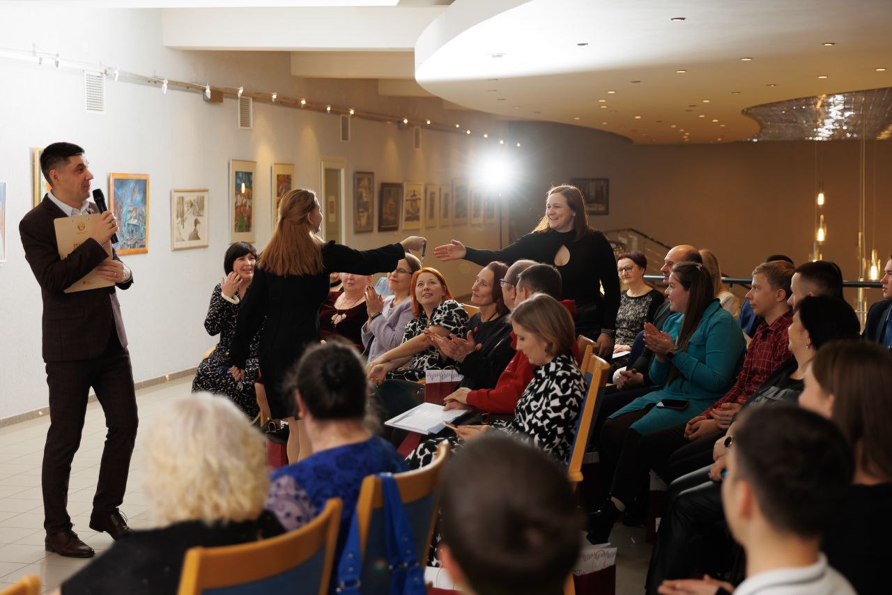 «ПОМОГАЮ ПО-ДОБРОМУ». В Национальном театре Республики Карелии подвели итоги конкурса на знак общественного признания «Помогаю по-доброму» «ПОМОГАЮ ПО-ДОБРОМУ». В Национальном театре Республики Карелии подвели итоги конкурса на знак общественного признания «Помогаю по-доброму»