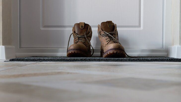 Как обувь в коридоре может обойтись в крупную сумму: что нужно знать жильцам