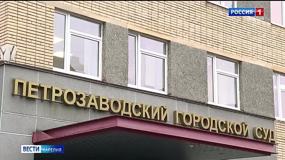 Они носят мантии, а при их появлении присутствующие встают