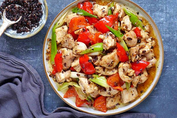 Курица под соусом из черных бобов: наслаждение за 15 минут