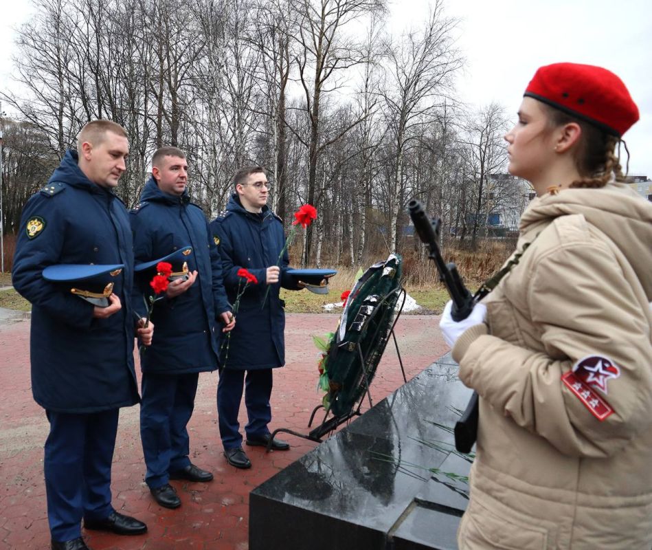 Сегодня, в День Неизвестного Солдата, работники органов прокуратуры республики приняли участие в памятных церемониях