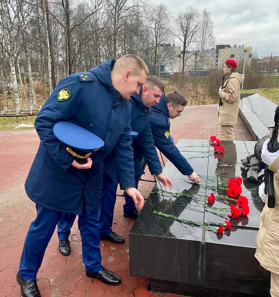 Сегодня, в День Неизвестного Солдата, работники органов прокуратуры республики приняли участие в памятных церемониях Сегодня, в День Неизвестного Солдата, работники органов прокуратуры республики приняли участие в памятных церемониях