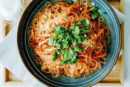 Пикантный салат из стеклянной лапши: быстро и вкусно