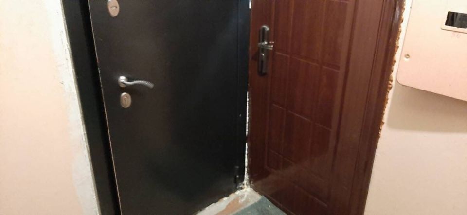 Соседские споры по входным дверям: новые судебные решения могут заставить владельцев менять конструкции