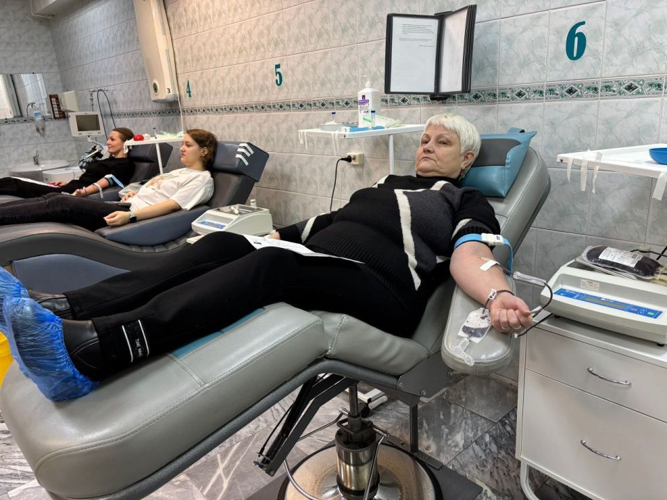 НАШИ НЕРАВНОДУШНЫЕ ЛЮДИ!. Среди наших коллег есть те, кто неоднократно сдавал кровь, спасая жизнь людям, нуждающимся в переливании