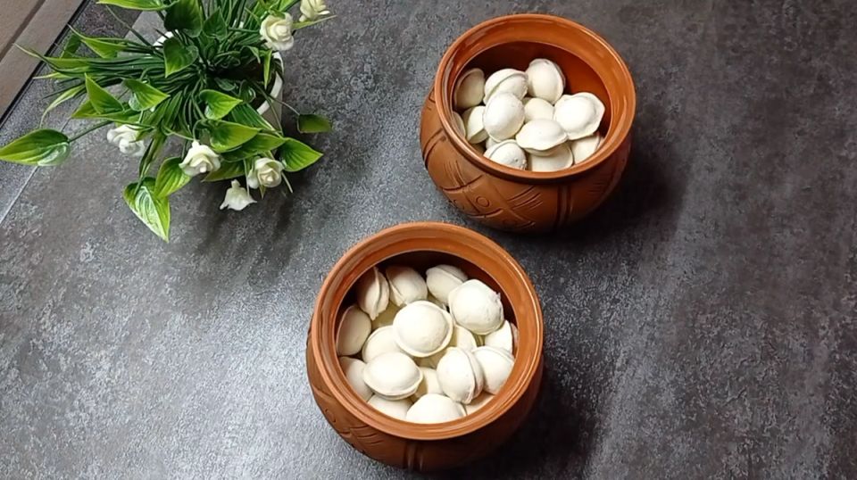 Пельмени в горшочках: вкусный семейный рецепт с грибами и сметаной