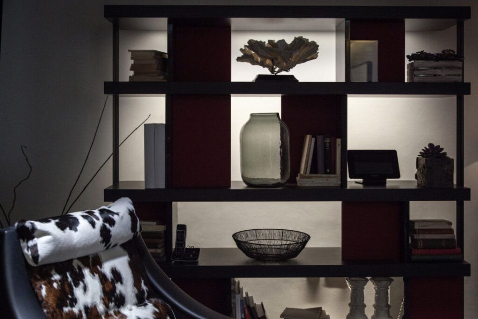 Как создать стильный и уютный интерьер с помощью книжных полок и стеллажей