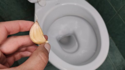Необычное средство для чистки унитаза: как чеснок может сделать вашу жизнь легче