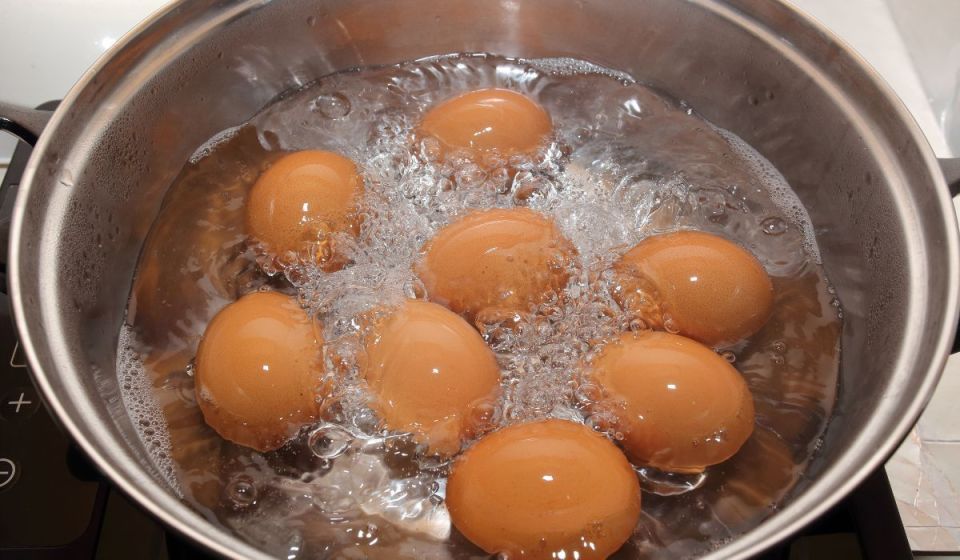Почему вам стоит отказаться от холодной воды при варке яиц: секреты, о которых мало кто знает