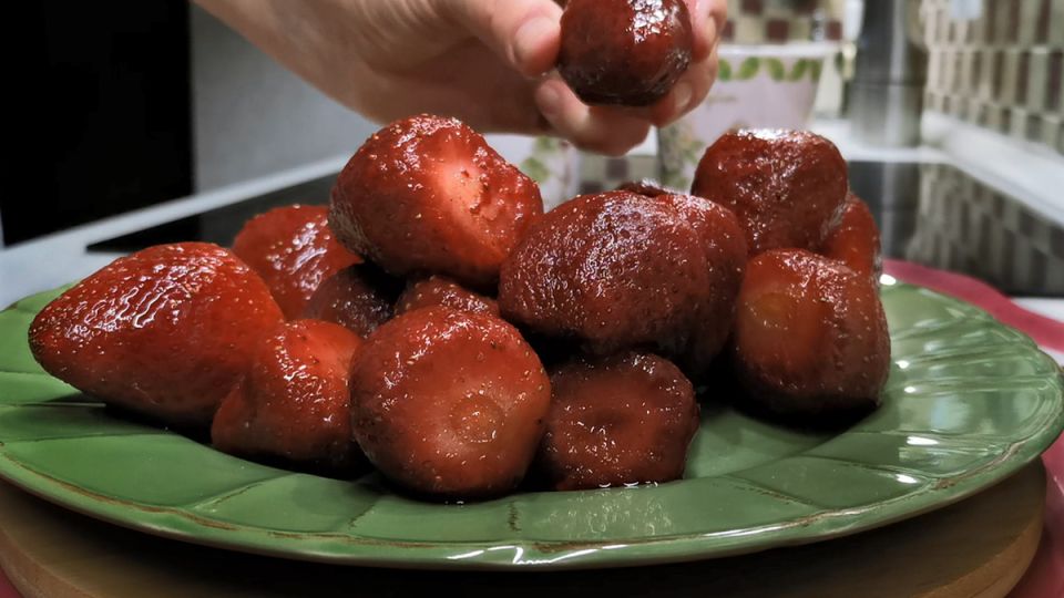 Новый год в доме: секреты идеального зимнего пирога с клубникой