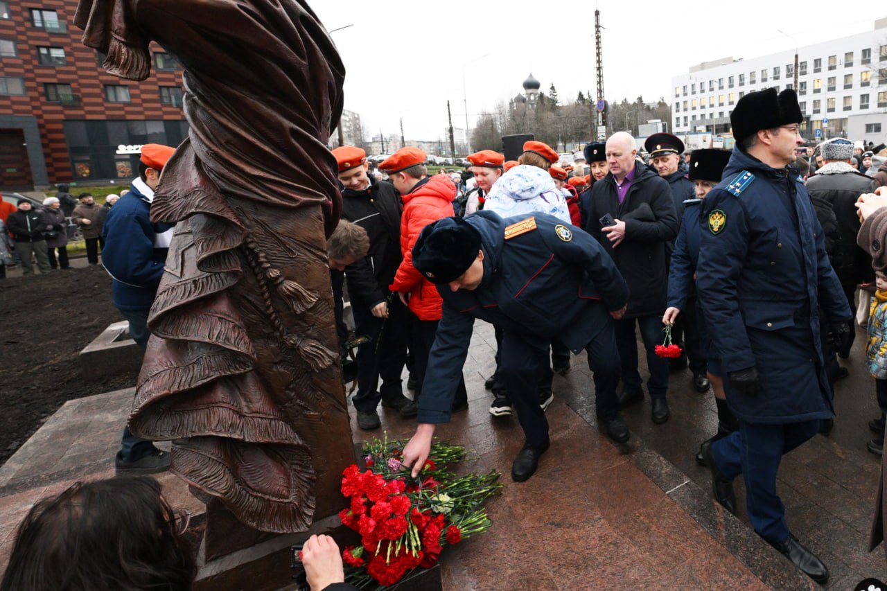 Руководитель СУ СК России по Республике Карелия принял участие в торжественной церемонии открытия памятника В.А. Фролову Руководитель СУ СК России по Республике Карелия принял участие в торжественной церемонии открытия памятника В.А. Фролову