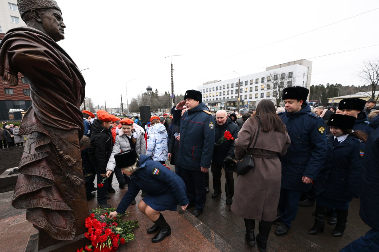 Руководитель СУ СК России по Республике Карелия принял участие в торжественной церемонии открытия памятника В.А. Фролову Руководитель СУ СК России по Республике Карелия принял участие в торжественной церемонии открытия памятника В.А. Фролову