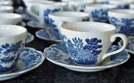 Чем удалить пятна с фарфора, чтобы не поцарапать посуду: дельные советы