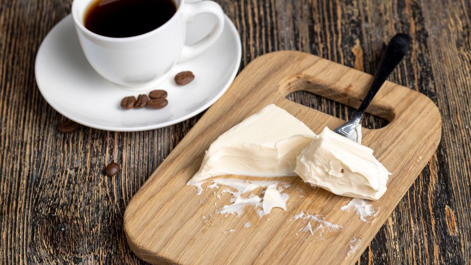 Лучше выкинуть этот продукт из холодильника: вот чем опасен «мертвый» сыр