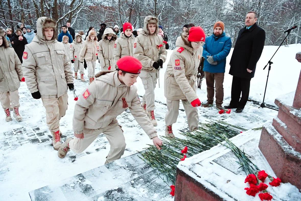 Колыхматова: Юнармейцы почтили память воинов в День героев Отечества! Колыхматова: Юнармейцы почтили память воинов в День героев Отечества!